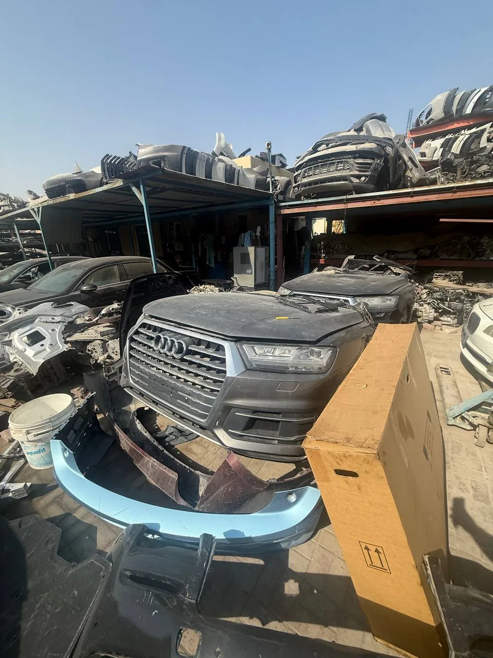 Передняя часть Audi с решёткой, бампером и светотехникой