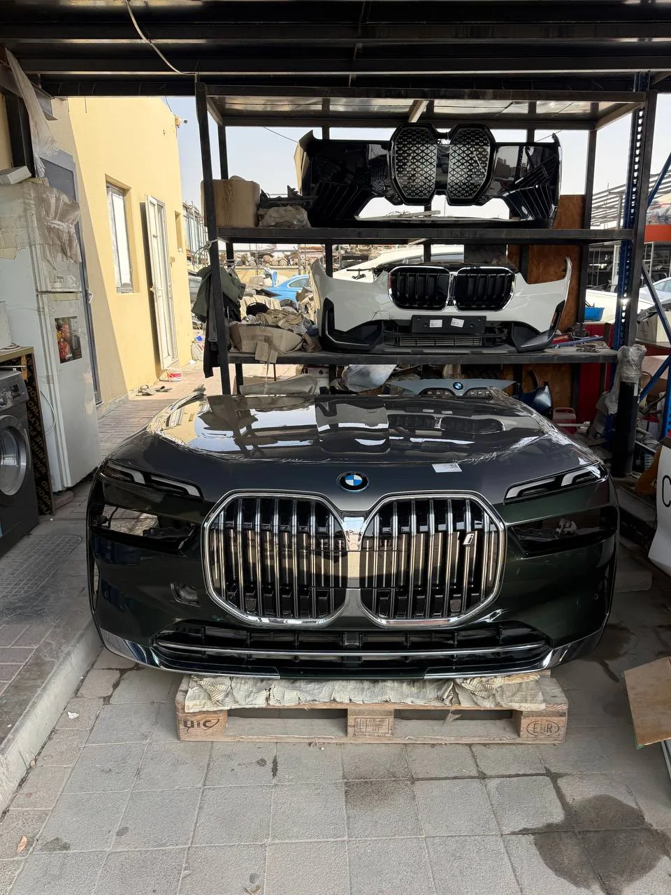 Чёрная передняя часть BMW с решёткой и оптикой
