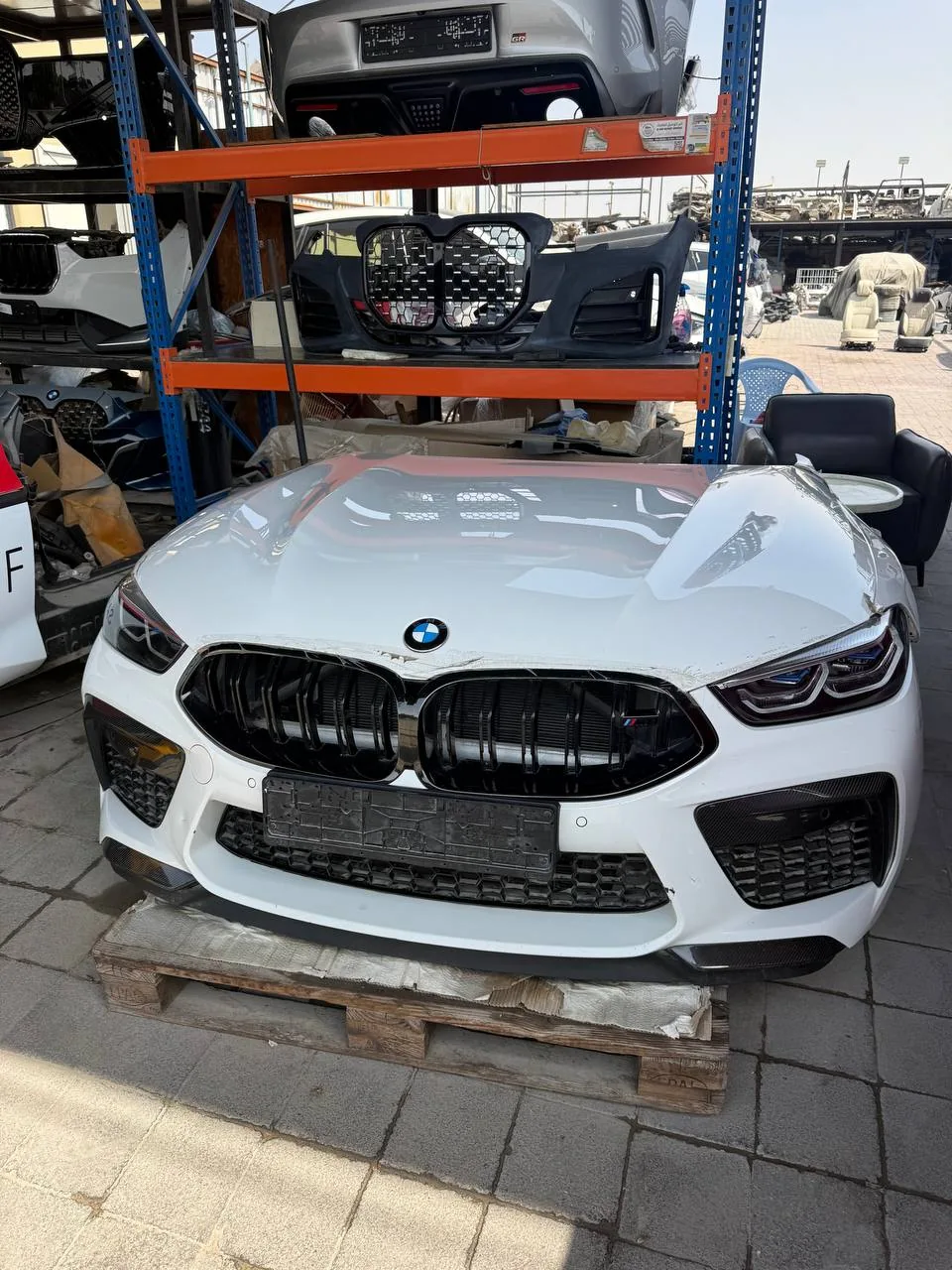Белая передняя часть BMW с капотом, бампером и оптикой
