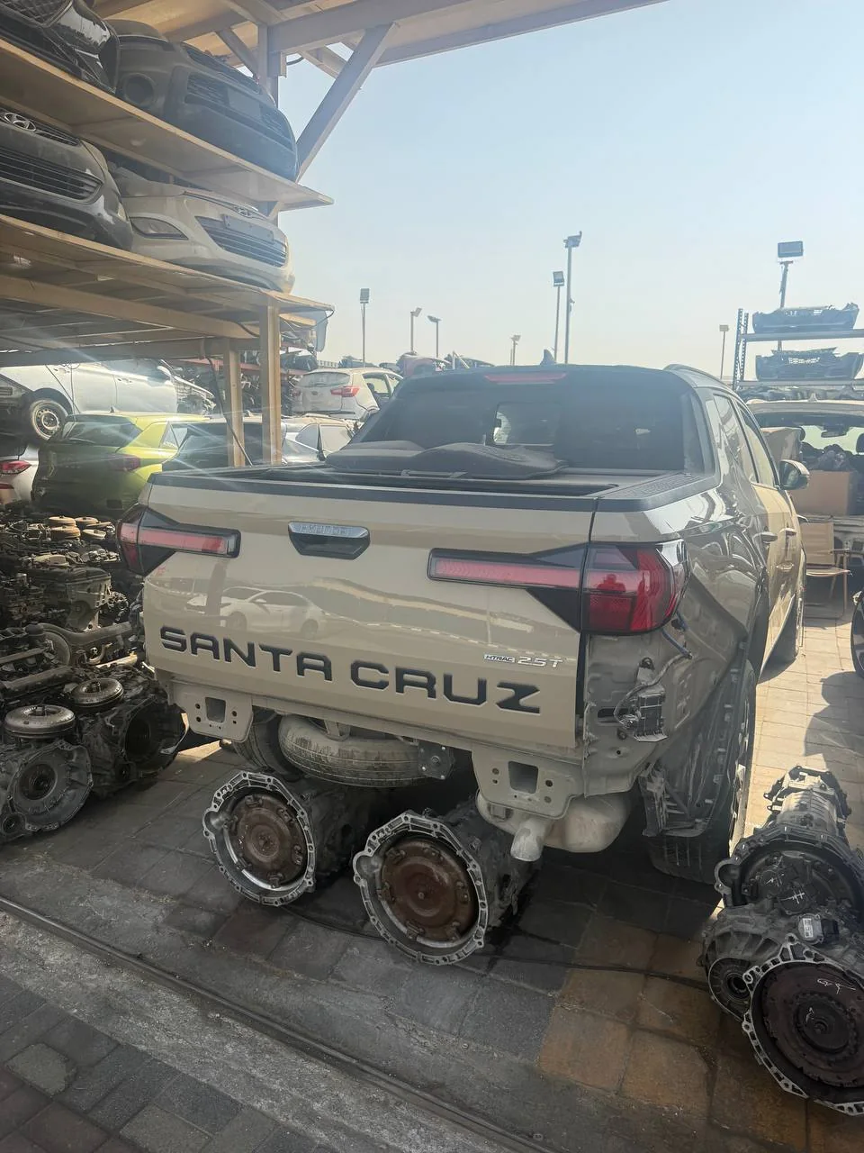 Задняя часть Hyundai Santa Cruz с крышкой кузова и фонарями