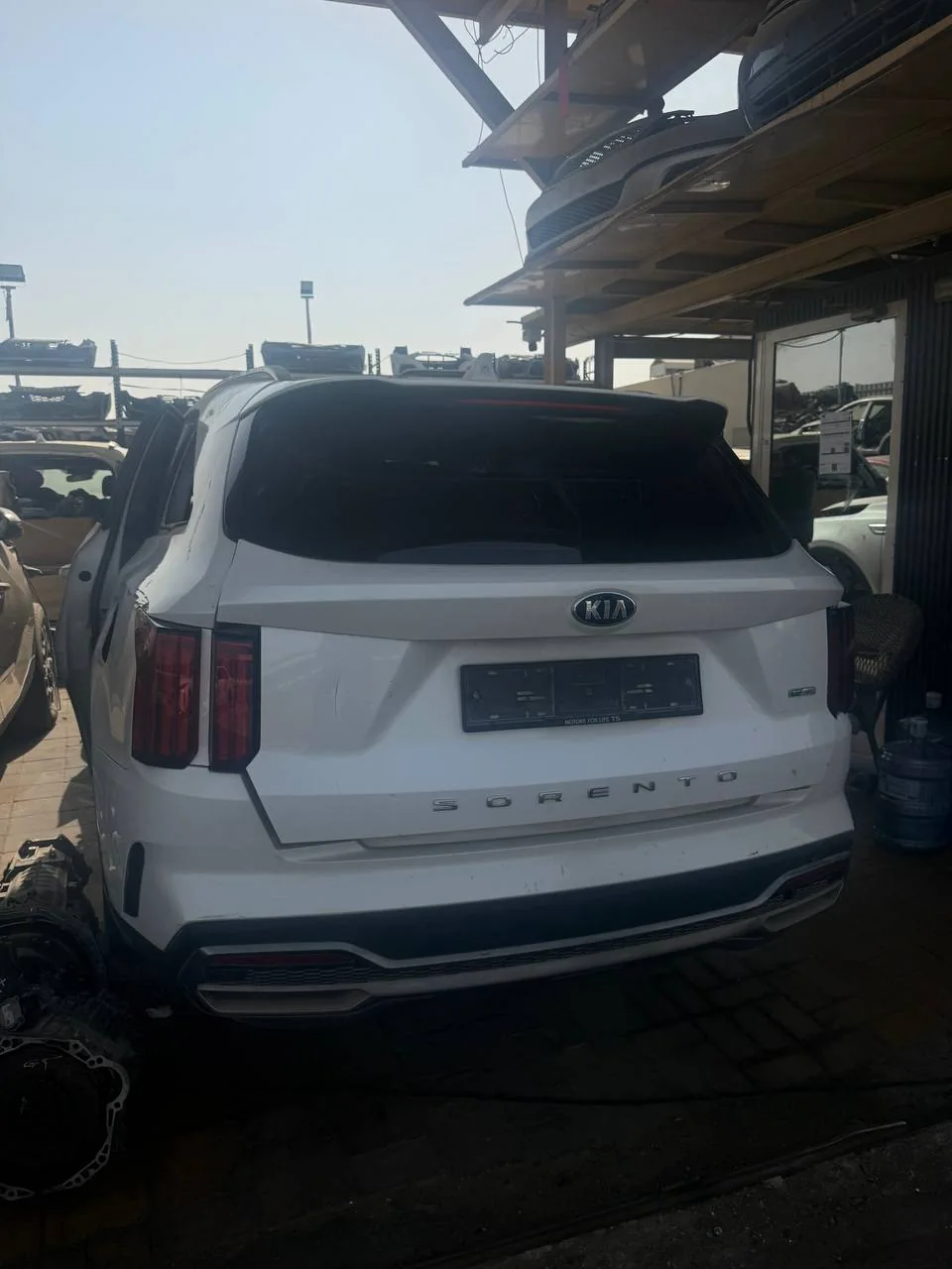 Задняя часть внедорожника Kia на площадке подбора